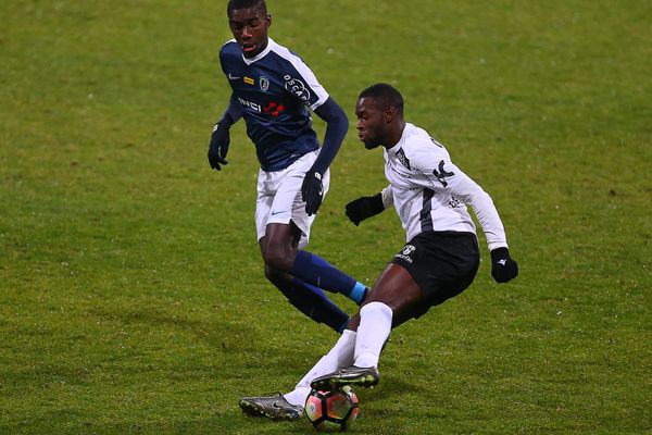 Eden Massouema (Paris FC) face à Maguette Diongue (CA Bastia), le 21 décembre 2016.