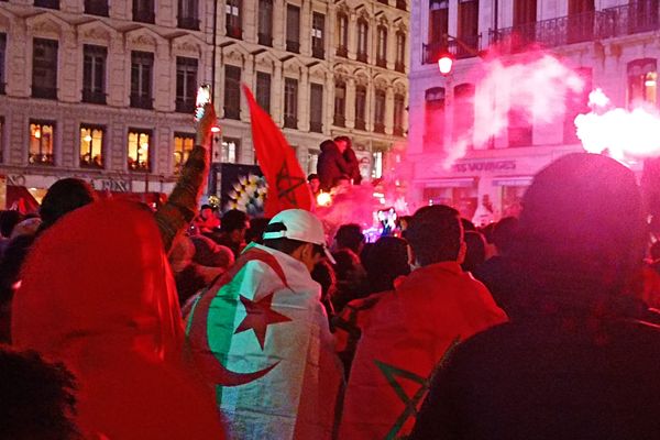 Liesse dans le centre-ville de Lyon après la victoire du Maroc sur le Portugal. Les Lions de l'Atlas accèdent à la demi-finale de la coupe du monde de football ... historique. 10/12/22