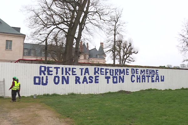 Des tags ont été inscrits sur la palissade du château de Villers-Cotterêts.