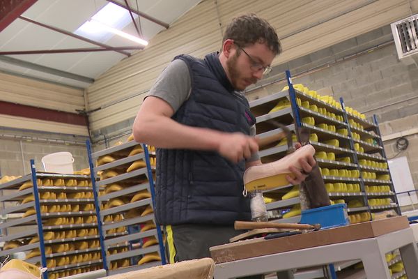 Située à Verneuil-sur-Vienne, en Haute-Vienne, la société Danse Azur emploie près d'une trentaine de salariés pour créer des chaussons de danse, depuis 1974.