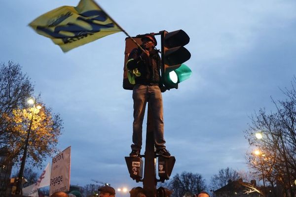 Entre 339.000 (selon le ministère de l'Intérieur) et un million de personnes (selon la CGT) ont manifesté en France le mardi 10 décembre, dont 31.000 à 180.000 à Paris.