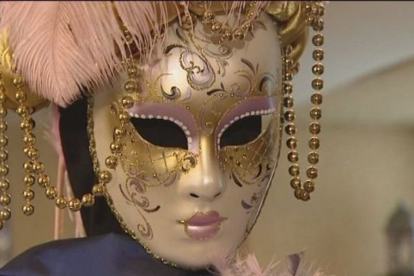 Qui se cache derrière ce masque vénitien ? 