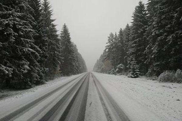 La vigilance orange neige-verglas démarre lundi 29 octobre à 8 heures sur le Puy-de-Dôme, le Cantal et la Haute-Loire.