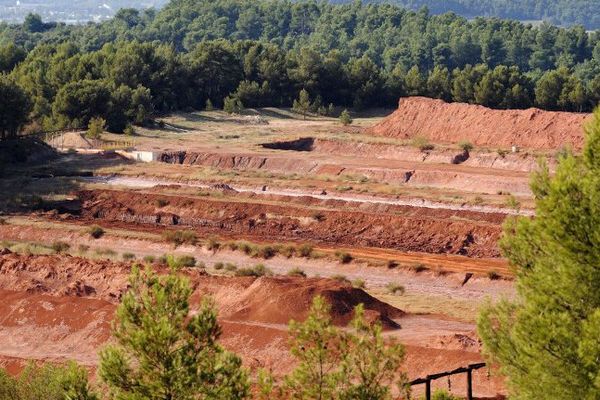 Le site de MangeGarri à Gardanne où les résidus de bauxite qui produisent les boues rouges sont stockés sous forme solide.