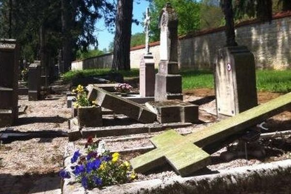 Le cimetière Saint Claude de Besançon de nouveau profané, ce 7 mai 2013.