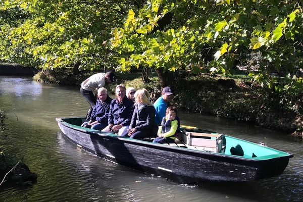 Encore beaucoup de touristes dans le Marais Poitevin sous le soleil d'octobre. 