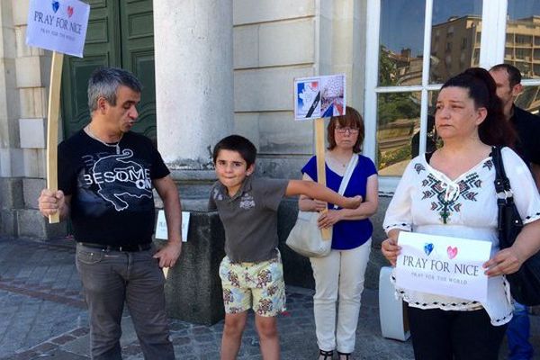 Une petite quinzaine de personnes se sont réunies devant la mairie de Limoges, en début d'après-midi, en hommage aux victimes de l'attentat de Nice.