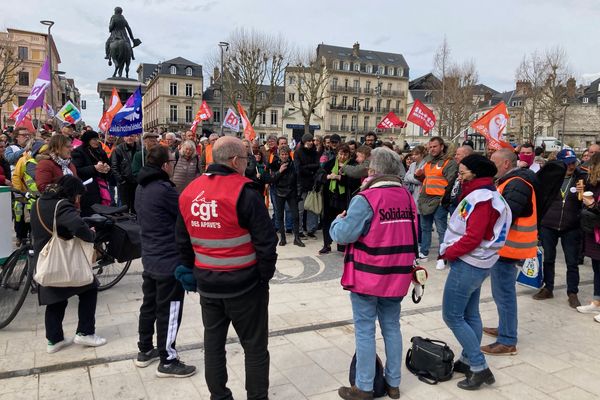 Une manifestation a été organisée vendredi 17 avril devant l'Hôtel de ville de Rouen, en Seine-Maritime, et a réuni plusieurs centaines d'opposants à la réforme des retraites.