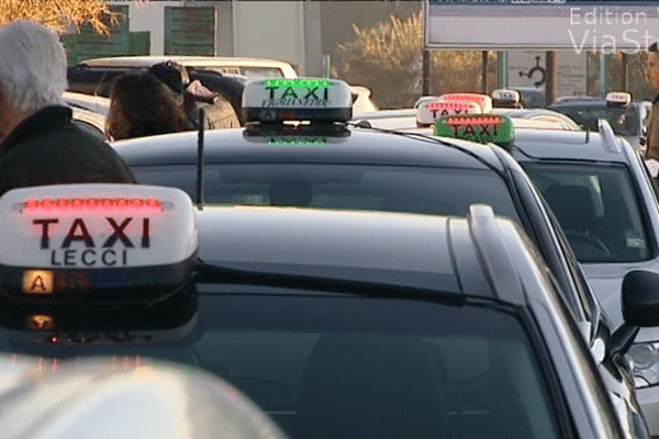 16/12/13 - Les taxis de campagne manifestent devant la CPAM de Corse-du-Sud à Ajaccio