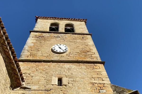 Le clocher d'église à Trausse-Minervois jugé trop tapageur la nuit pour les néoruraux.