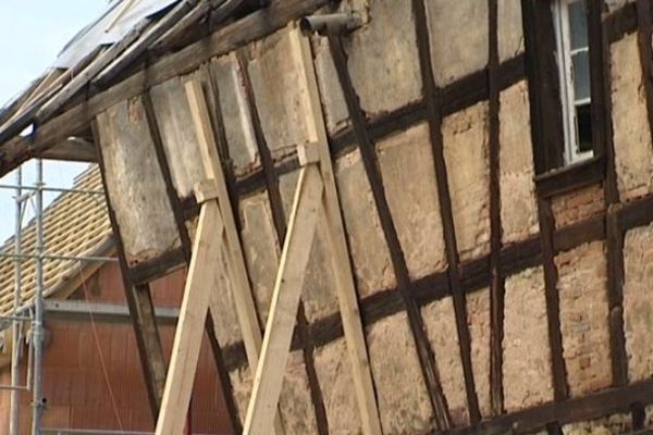 Cette vieille maison alsacienne en cours de rénovation a été ébranlé par le violent orage 
