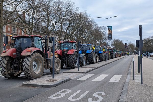 La Coordination rurale a organisé une opération escargot aux abords de la préfecture.