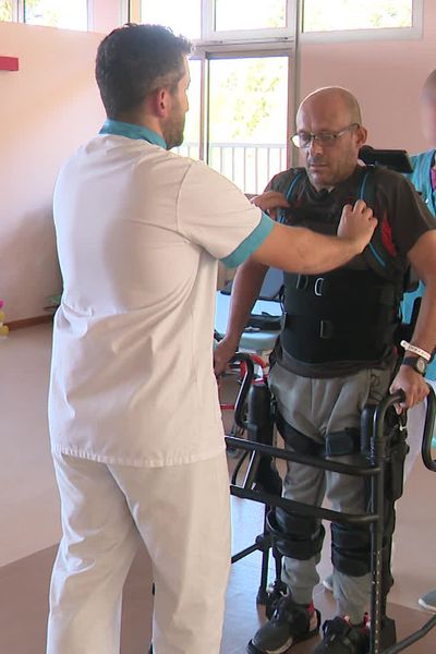 Un exosquelette pour réapprendre à marcher à l'ORSAC Félix Mangini dans l'Ain