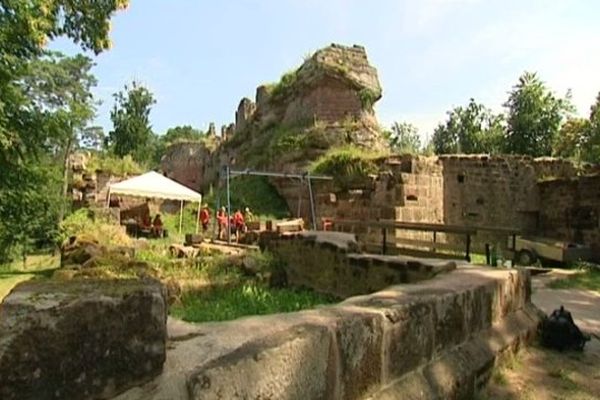 Les bénévoles à la recherche de la chapelle Renaissance qui se trouve aujourd'hui dans le puits de château.