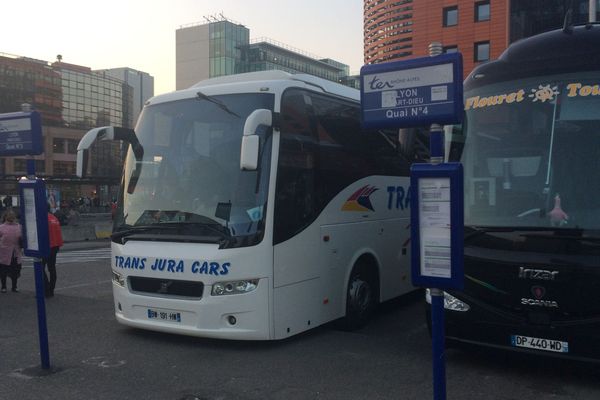 Pour Saint-Etienne, la SNCF recommande aux voyageurs de reporter leur voyage s'il le peuvent. Pour les autres, il y a des bus de substitution.