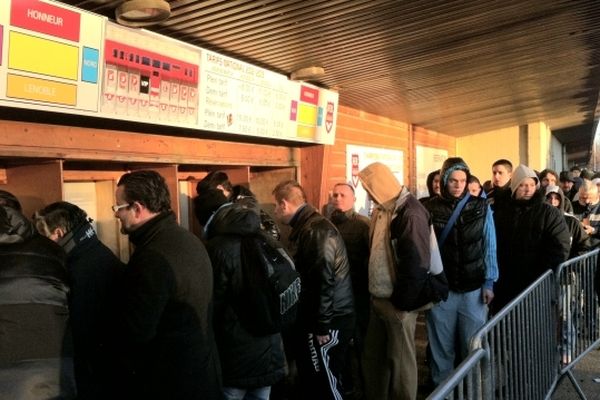 Les Rouennais ont bravé le froid pour acheter leur billet pour le match FCR-OM.