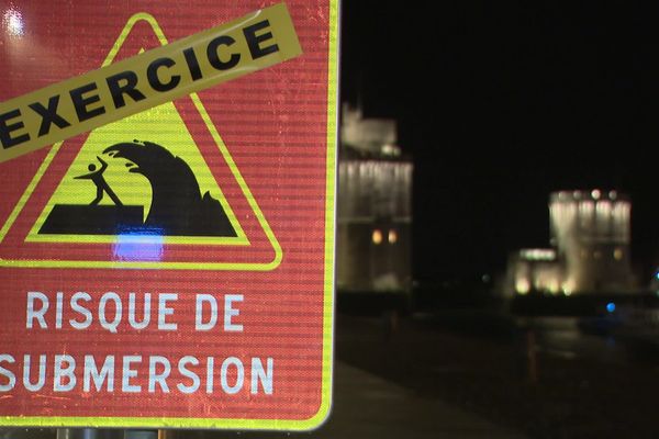 Le dispositif "Water Gate" anti-submersion marine a été installée dans le Vieux port de La Rochelle, jeudi soir.