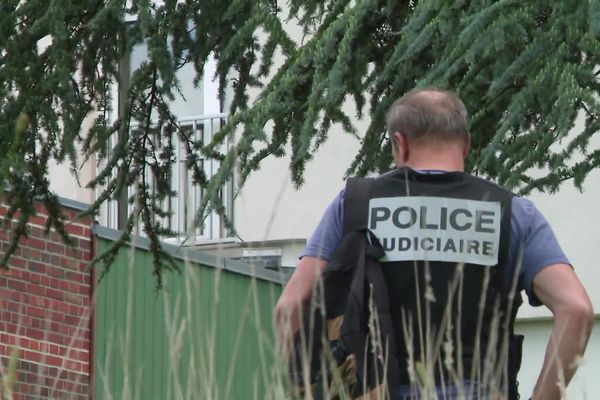 Les policiers à la recherche du moindre indice autour du collège Pierre Simon de Laplace à Lisieux (14).