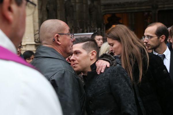 La soeur et le beau-frère d'Alexia Daval lors des obsèques d'Alexia à Gray en Haute-Saône