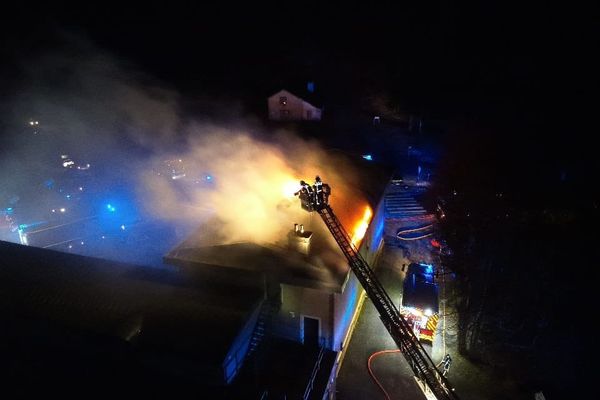 27 pompiers se sont mobilisés pour éteindre l'incendie de la maison du tourisme du parc national des Cévennes (Gard), jeudi 5 décembre.