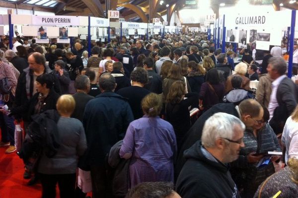 Affluence record samedi 5 novembre dans les allées de la Foire du livre