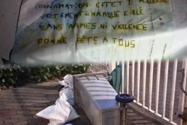 "Confirmation: effet d'aubaine Vêtement de marque cible sans armes ni violence. Bonne Fête à tous". Voilà ce que les malfaiteurs ont écrit sur les colis volés et qu'ils ont restitué.