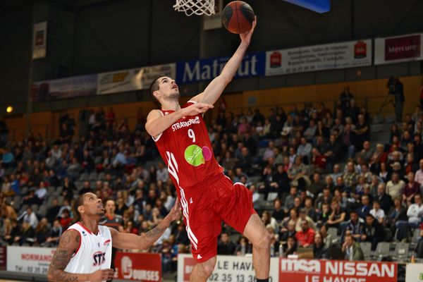 Le Strabourgeois Jérémy Leloup tente un panier face au Havre