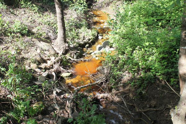 Ecoulement d'eau rougeatre dans le vallon des Combes, en avril 2018