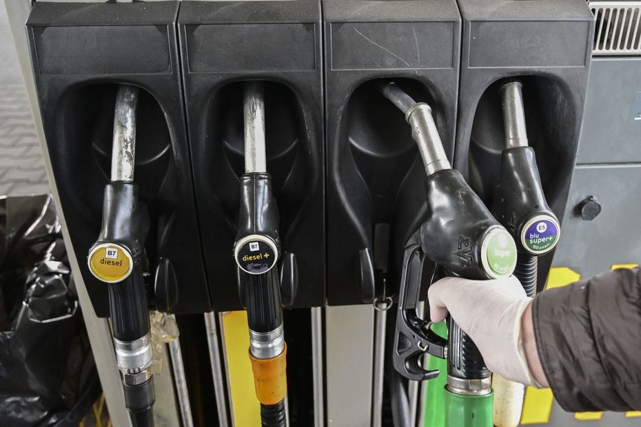 In Italia, 30 centesimi di sconto al litro di benzina alla pompa, fino a luglio