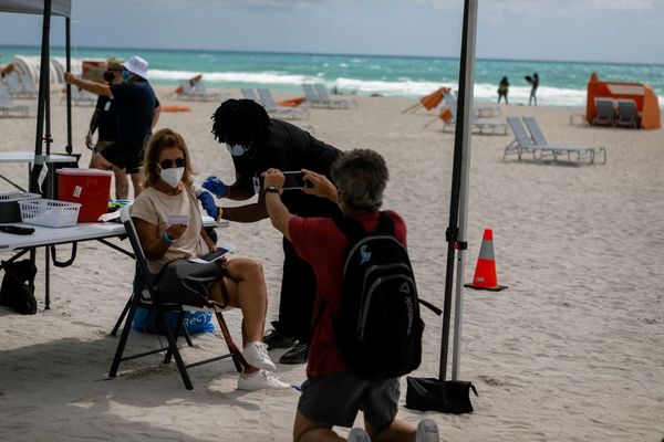 En Floride (Etats-Unis), des "centres de vaccination" sur les plages.