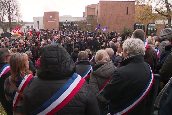 Les élus nombreux devant le Conseil départemental du Pas-de-Calais à Arras.