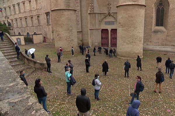 Un rassemblement a eu lei sur le parvis de la cathédrale Saint-Piere à Montpellier pour réclamer le droit d'assiste aux offices religieux