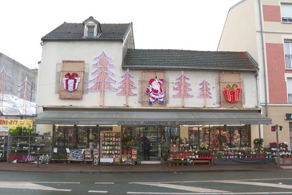 Père Noël, cadeaux, lumières sur les murs et décorations dans le magasin, il est difficile de ne pas remarquer les décorations de la jardinerie de Chatou