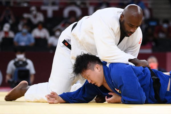 Teddy Riner a battu son adversaire japonais Harasawa et remporte la médaille de bronze dans la catégorie des plus de 100 kg.