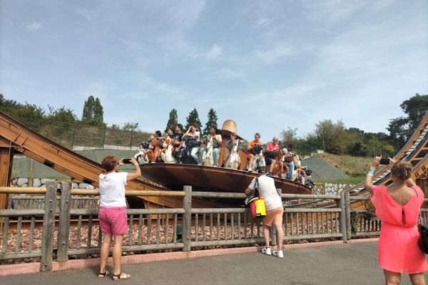 2 000 personnes ont été conviées par le Secours Populaire à passer la journée dans un parc d'attraction sarthois. Une journée de détente avant la fin des vacances.