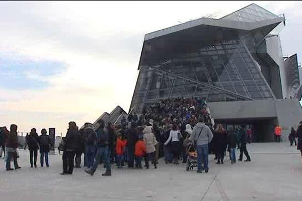 "Le nuage" pris d'assaut par une foule de visiteurs curieux ... 8 jours après son ouverture "Le Musée des Confluences" fait le plein ! 