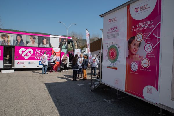 Le bus du Coeur des Femmes à Privas. Il sera à Toulouse du 20 au 22 avril 2022.