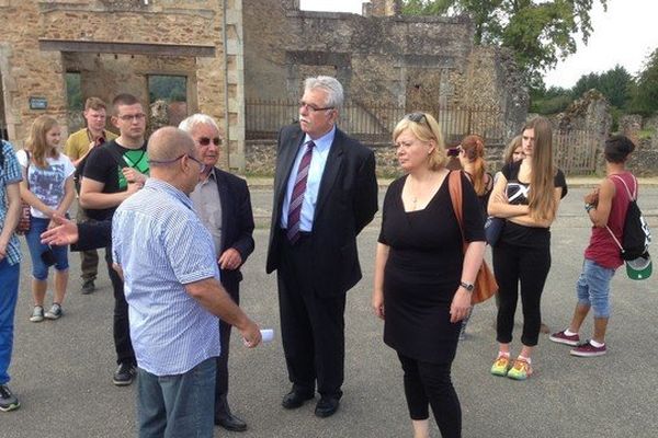 Les députés André Chassaigne et Gesime Lötzsch, en compagnie de Robert Hébras, l’un des survivants du massacre.