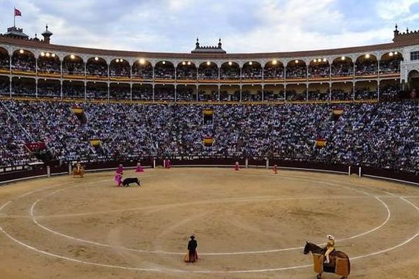 Arènes archi pleines et corrida terne