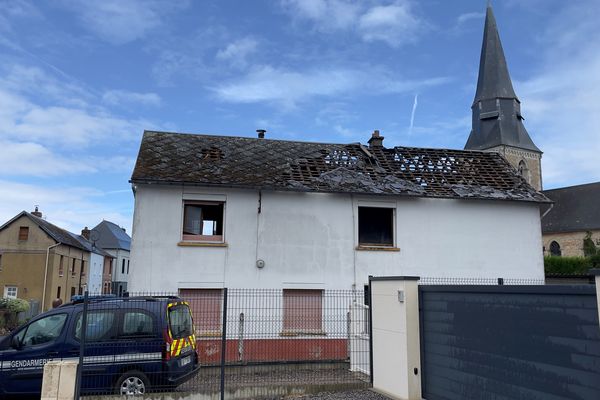 Les dégâts de l'incendie sont visisble sur la masion de Sierville (Seine-Maritime).