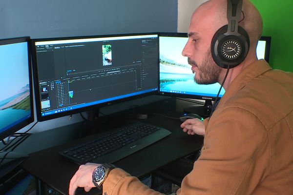 Jeremy Leroy en plein montage de ses vidéos, qu'il diffuse ensuite sur les réseaux sociaux.