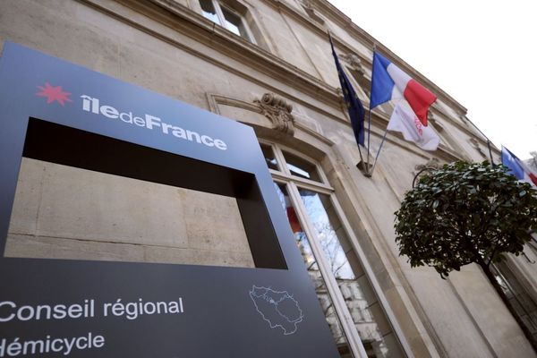 L'entrée de l’ancien siège du conseil régional d’Île-de-France, situé au 33 rue Barbet-de-Jouy dans le 7e arrondissement de Paris.