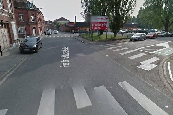 Rue de la Mackellerie à Roubaix, à droite, la rue Boucher de Perthes.