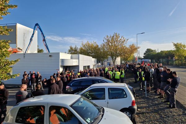 Depuis le 13 octobre, 5 débrayages ont eu lieu à l'usine de Claas Tractor au Mans dans la Sarthe.