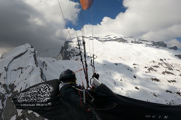 Confiné dans les airs, Flavio Funiati profite à fond de son statut de sportif de haut niveau pour s'entraîner, ici dans les Alpes.