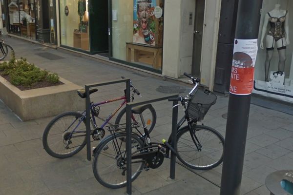 Plusieurs vélos attachés aux arceaux de la rue de Vesle, à Reims.