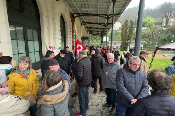 La CGT a appelé à une manifestation des cheminots et des usagers en gare de Figeac ce samedi 14 décembre.