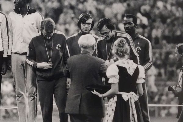 Francis Kerbiriou et l'Equipe de France sur le podium olympique du 4X400m