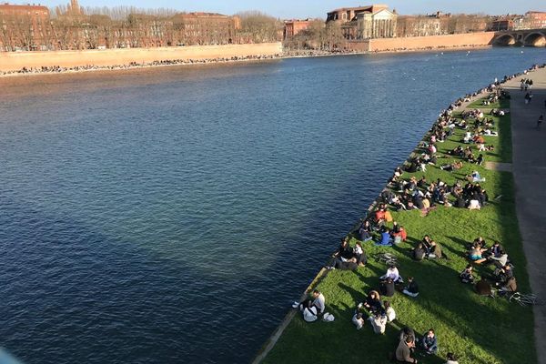 Les berges de la Garonne à Toulouse sur-fréquentées en février 2021 avant leur fermeture pour plusieurs semaines.