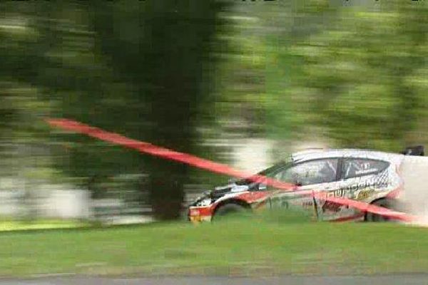 La voiture d'Eric Brunson, en tête du rallye de Saint-Yrieix